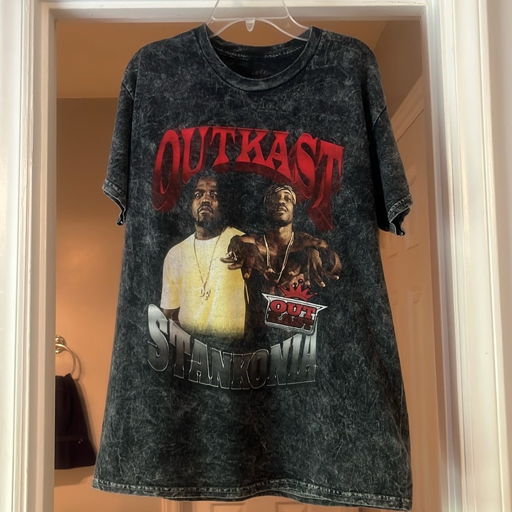 OutKast short sleeve tshirt-size M-100% cotton